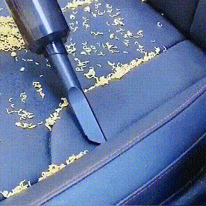 Uso do aspirador em teclado e interior de carro